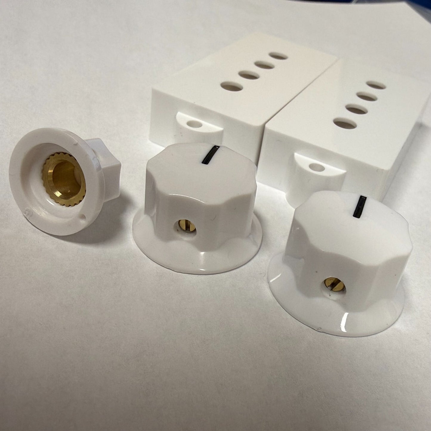 White Pickup Covers for Fender P Precision Bass with Matching Knobs USA & Mexico