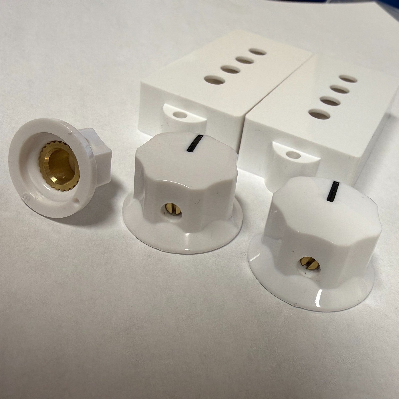 White Pickup Covers for Fender P Precision Bass with Matching Knobs USA & Mexico