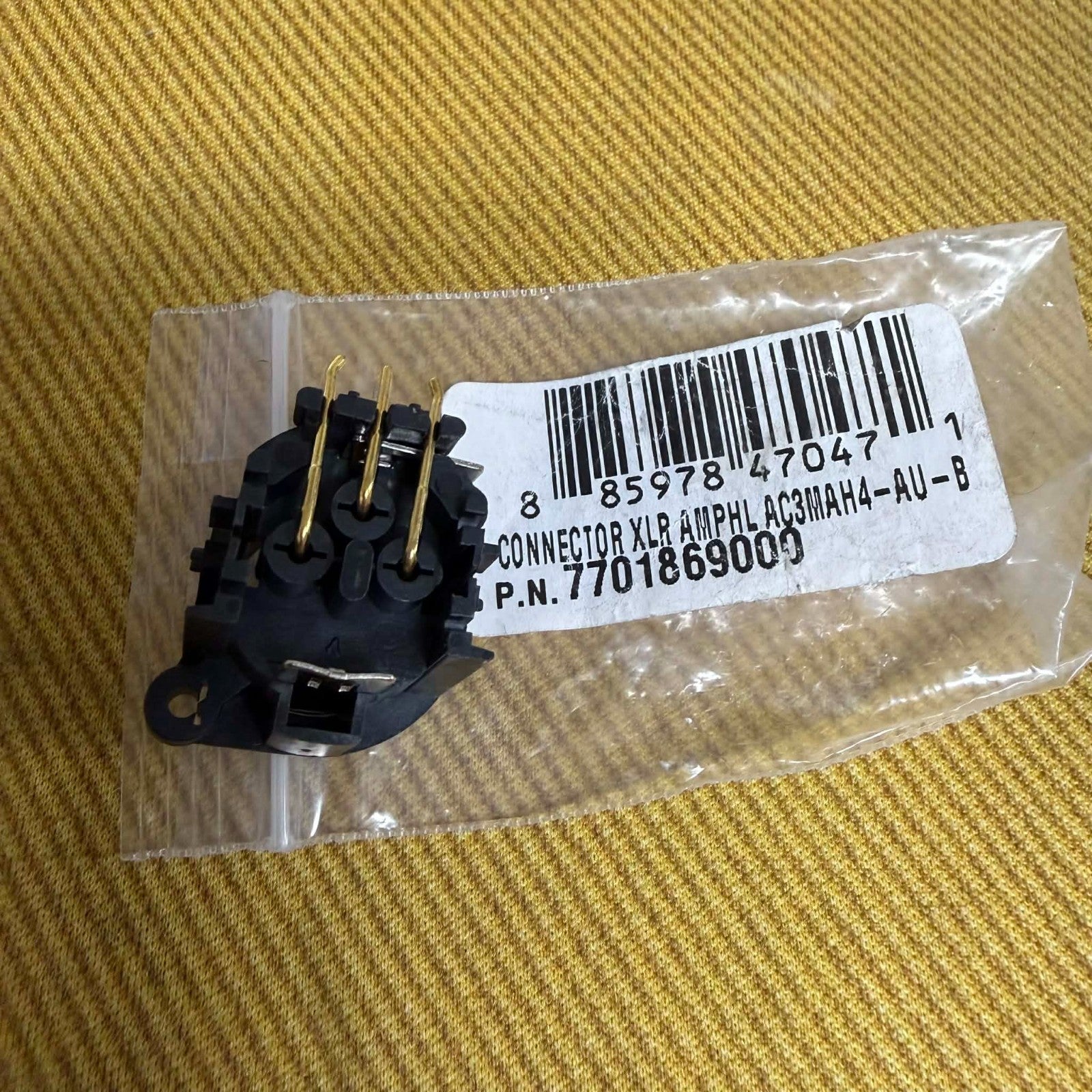770-1869-000 Fender Guitar Amphenol 3-Pin  XLR Connector AC3MAH4-AU-B