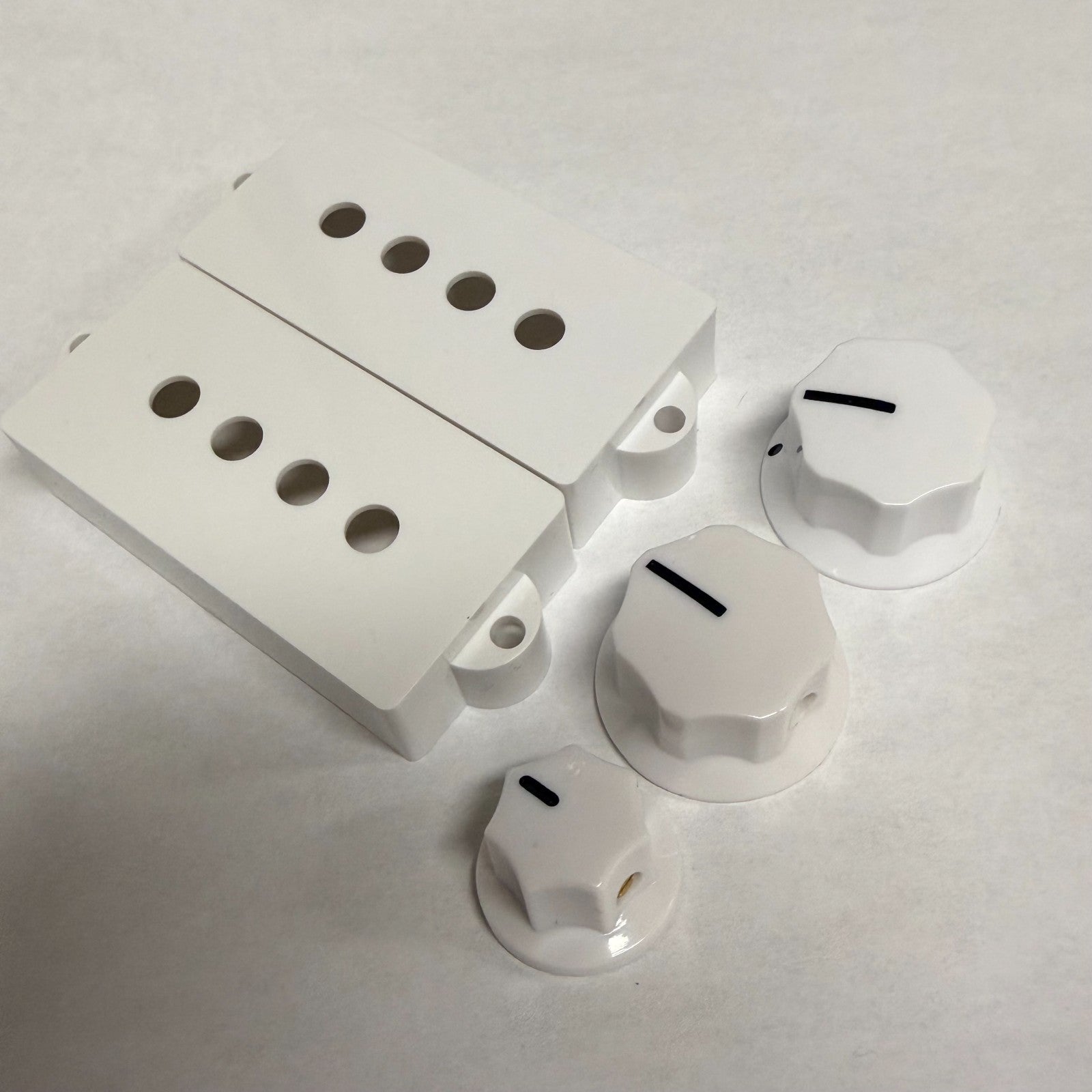White Pickup Covers for Fender P Precision Bass with Matching Knobs USA & Mexico